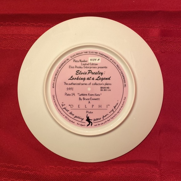 Elvis Presley: Looking at a Legend Delphi Collector Plate - 8 1/2” - Picture 2 of 7